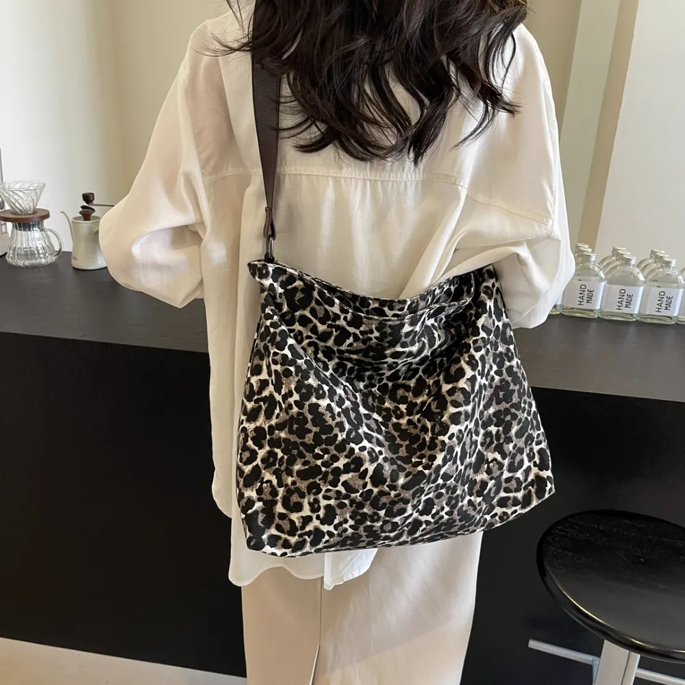 Leopard Adjustable Strap Tote Bag - Image 16