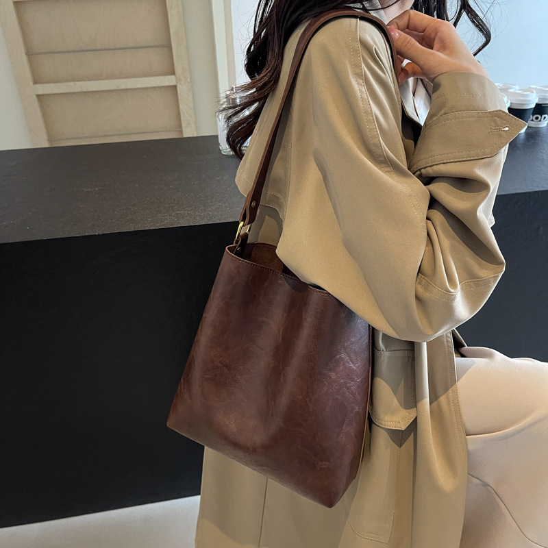 Versatile tote bag women's shoulder bag women's large capacity commuting bucket bag - Image 3